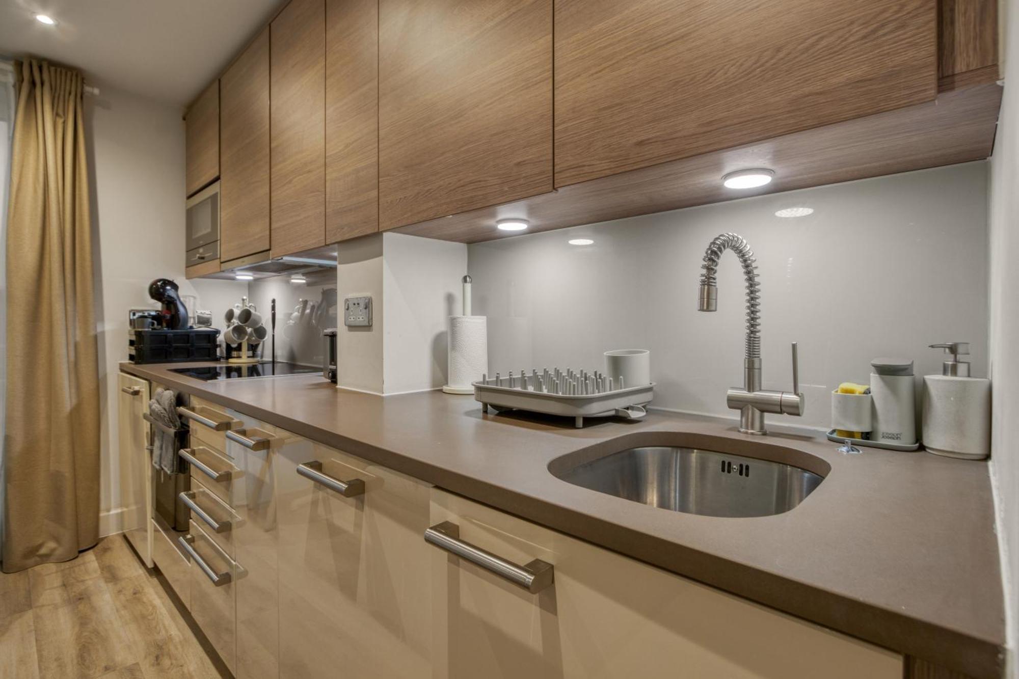 Stunning 1 Bed With Ac Next To Vauxhall Station Appartement *