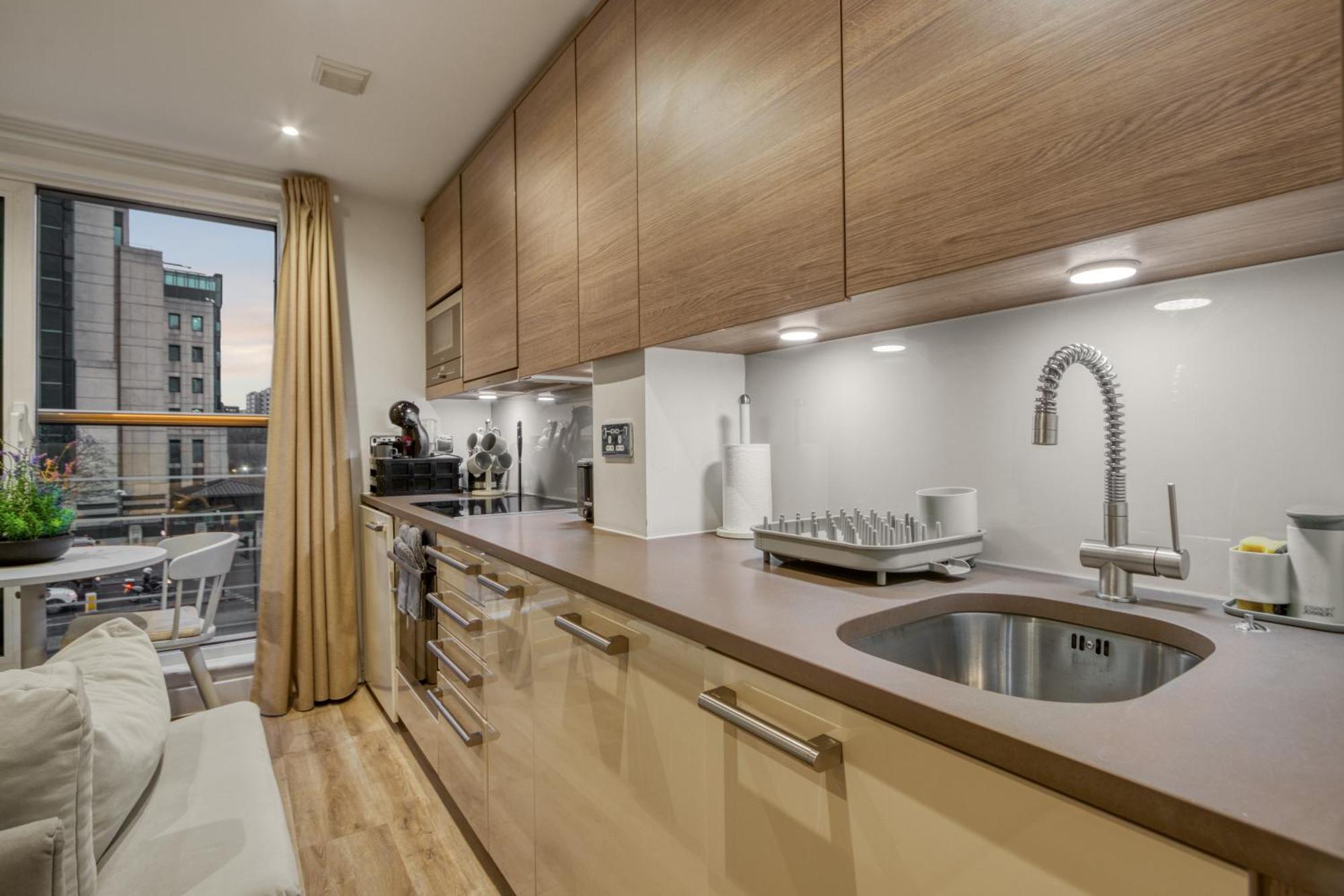 Stunning 1 Bed With Ac Next To Vauxhall Station Appartement *