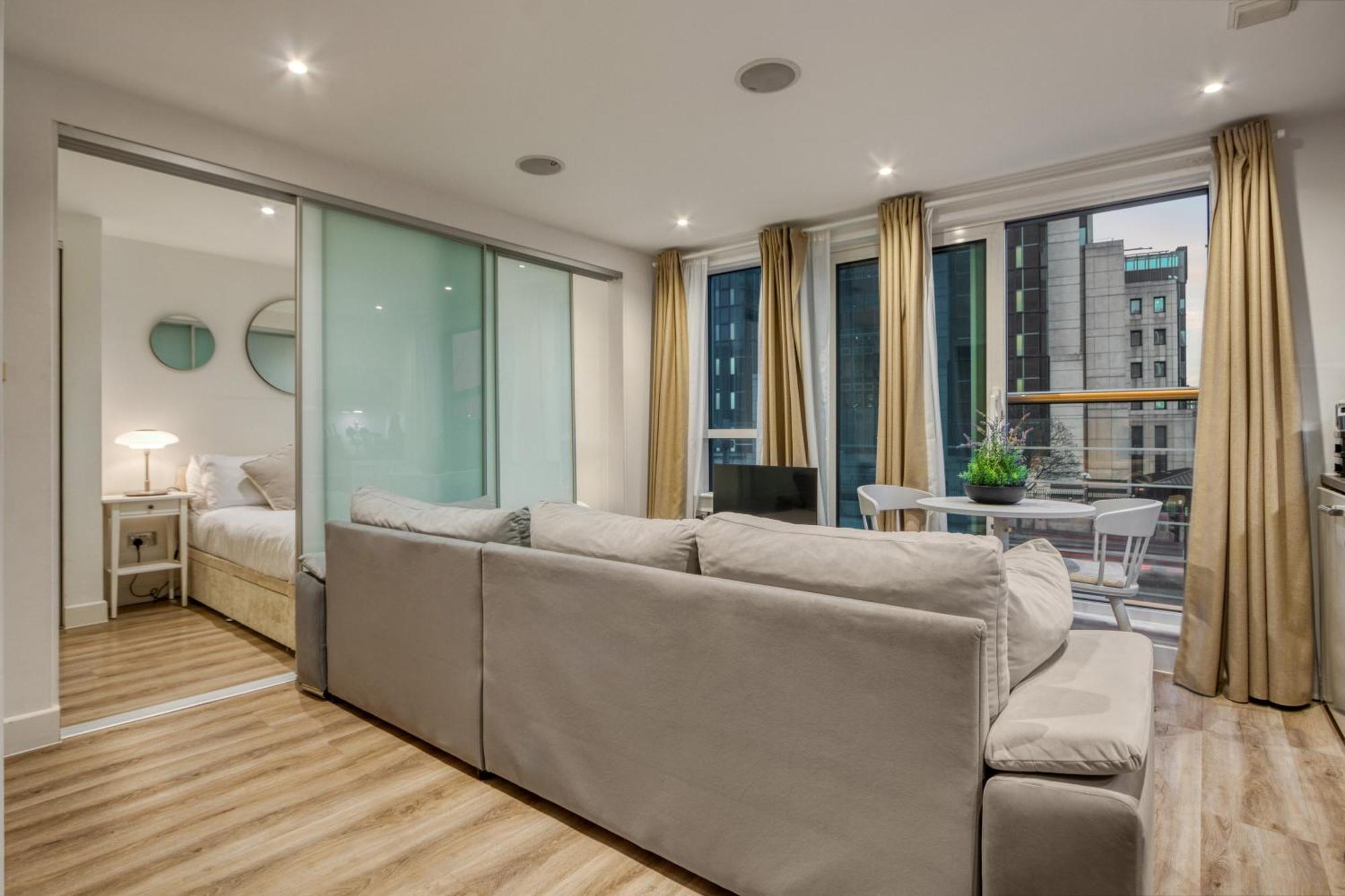 Stunning 1 Bed With Ac Next To Vauxhall Station Appartement *